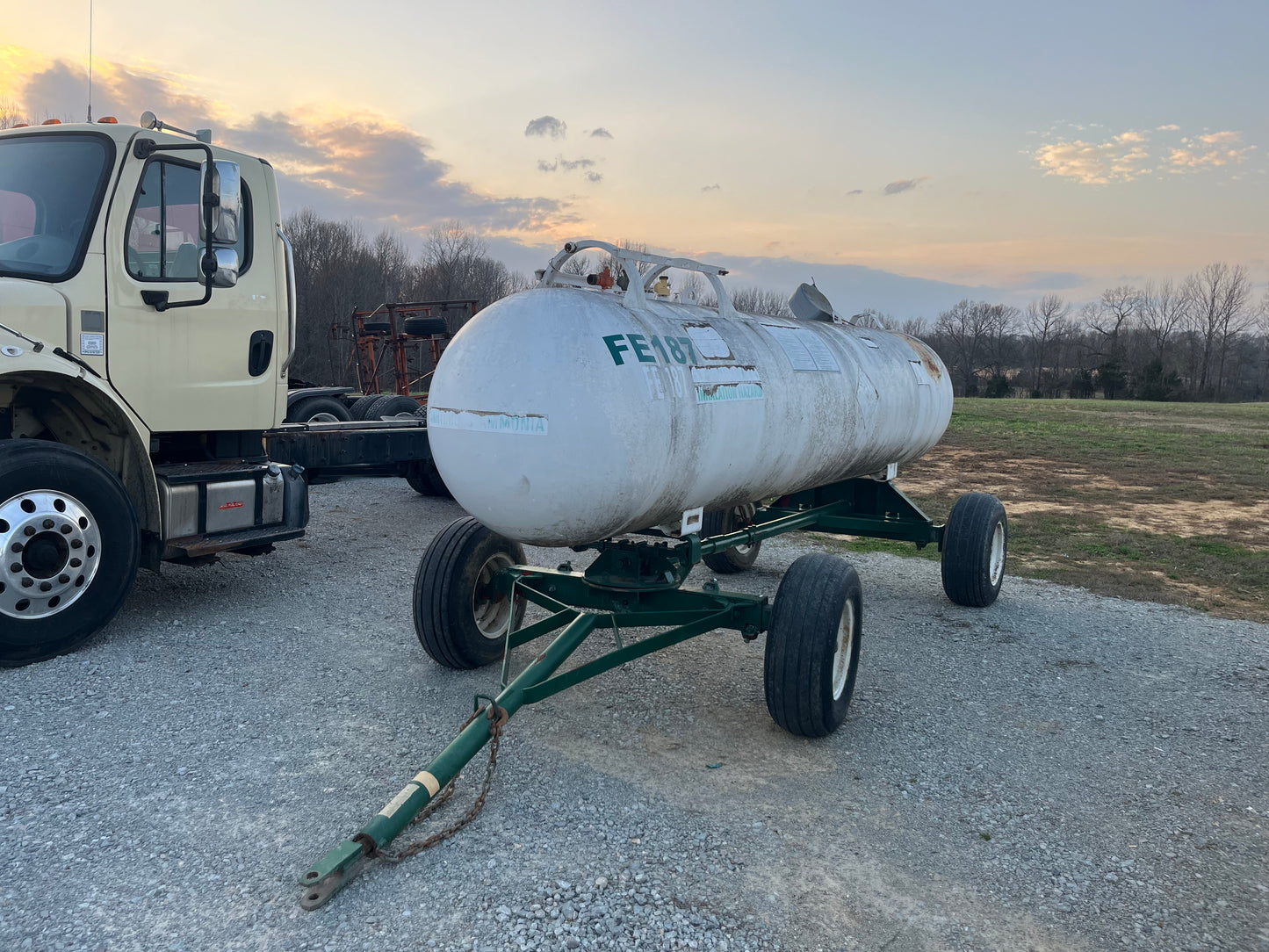 1000 GAL NITROGEN TANK WITH RUNNING GEAR