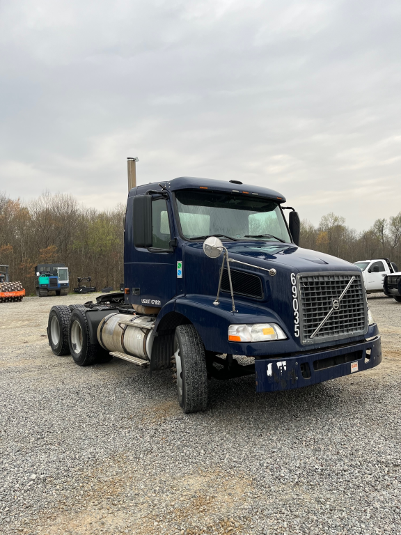 2007 Volvo VNM84T200 Day Cab