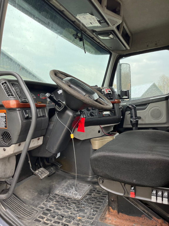 2007 Volvo VNM84T200 Day Cab